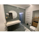 Moderno bagno adiacente alla camera padronale di Casa Pontano, con ampia doccia e finiture di design.