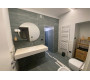 Moderno bagno adiacente alla camera padronale di Casa Pontano, con ampia doccia e finiture di design.
