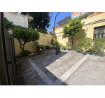 Cortile privato Casa Pontano: parcheggio riservato, giardino e accesso diretto all'appartamento.