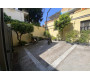 Cortile privato Casa Pontano: parcheggio riservato, giardino e accesso diretto all'appartamento.