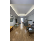 Casa Pontano: ampio salone con cucina a isola e accesso dal cortile privato.