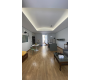 Casa Pontano: ampio salone con cucina a isola e accesso dal cortile privato.