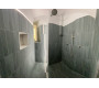 Dettaglio doccia walk-in con rivestimenti in gres moderno e nicchia portaoggetti illuminata a Casa Pontano.