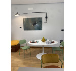 Area dining Casa Pontano: tavolo circolare di design e illuminazione d’atmosfera nel cuore del salone.