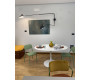 Area dining Casa Pontano: tavolo circolare di design e illuminazione d’atmosfera nel cuore del salone.