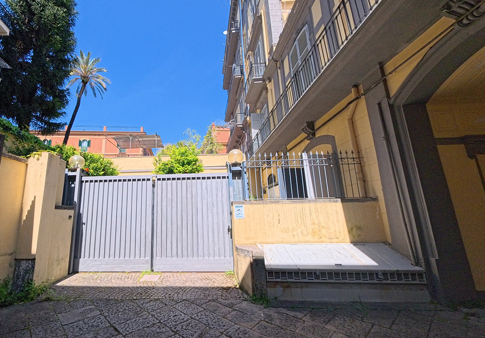 Cancello di ingresso al cortile privato e parcheggio